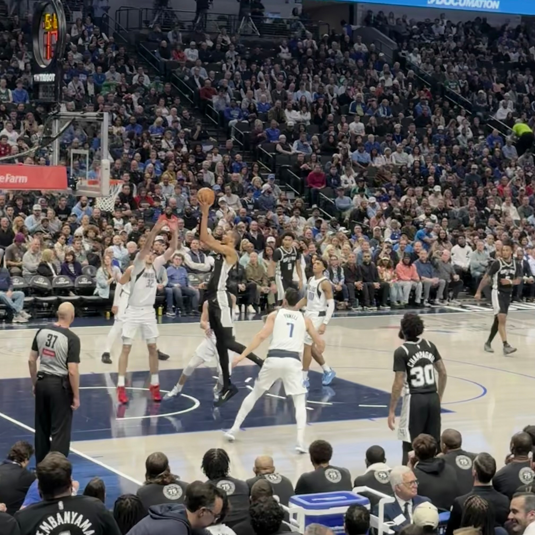 Wemby with a layup against the Mavs.