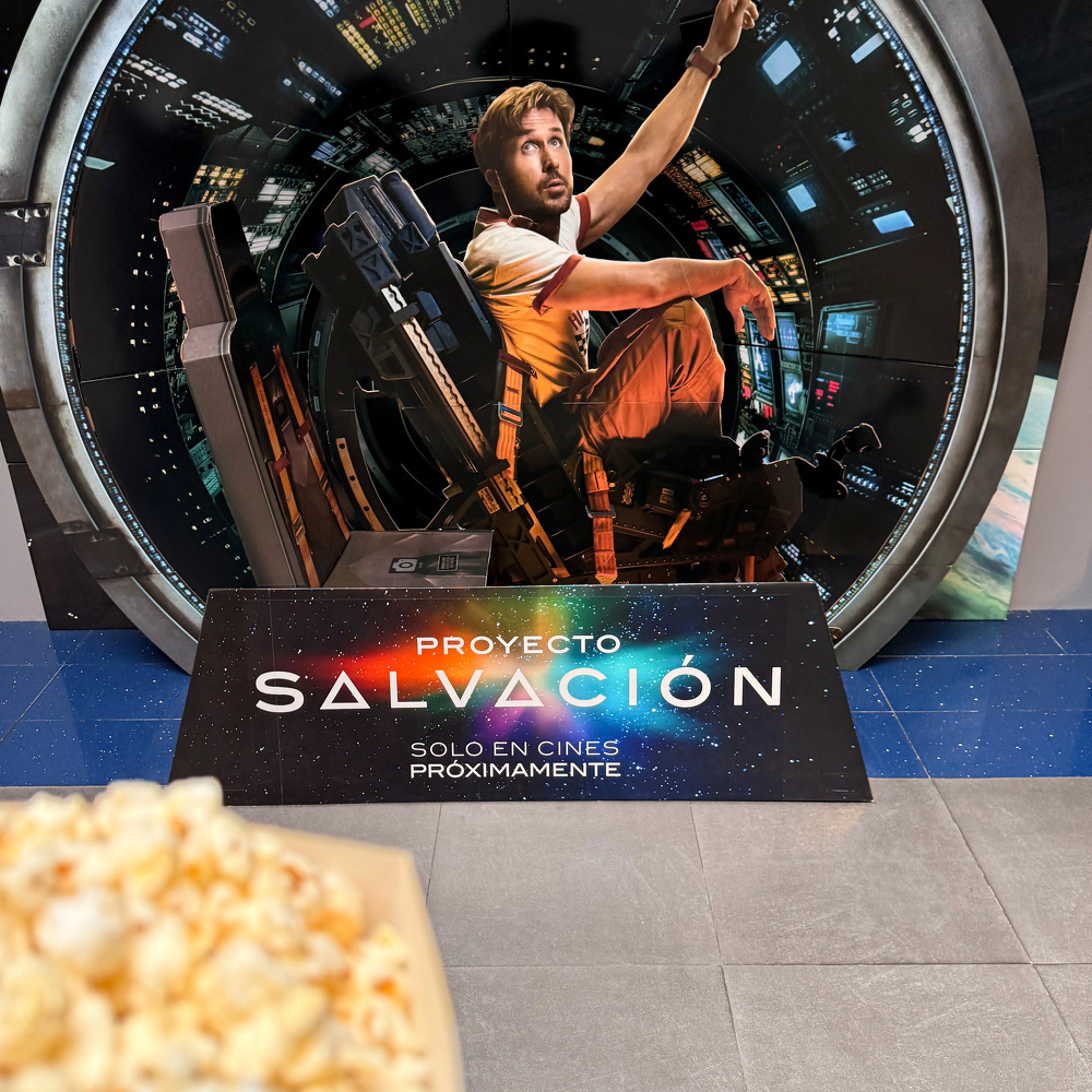 Cardboard display of Ryan Gosling at a cinema promoting Proyecto Salvación with popcorn visible in the foreground.