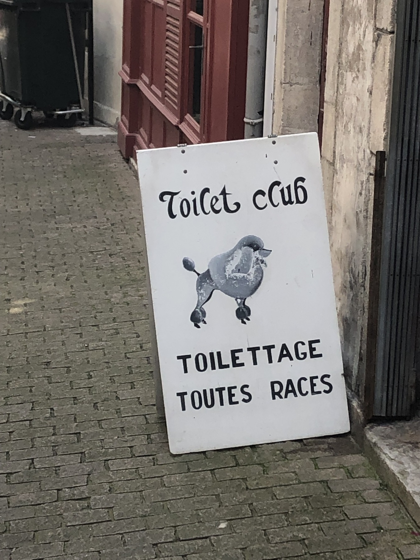Sign in French saying toilet club