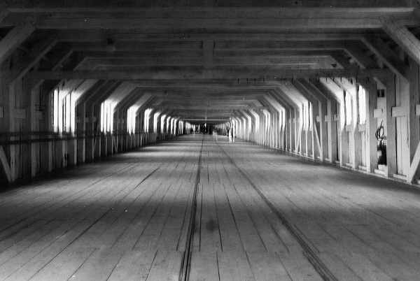 A black & white photo of the interior of a 17th-century building used for rope-making.