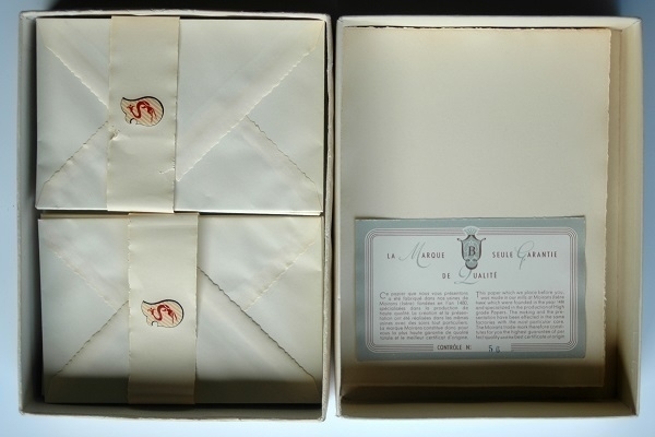 A view of the contents of the box of 'Vélin de Moirans' stationery shown above.
