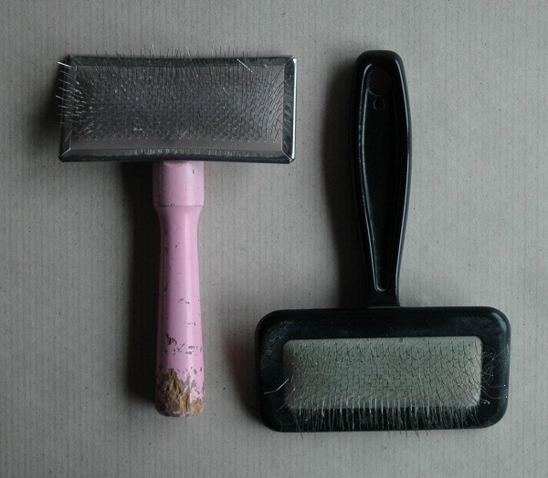 Two slicker brushes for cat-grooming.