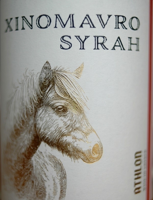 The label on a bottle of Athlon Xinomavro/Syrah red wine.