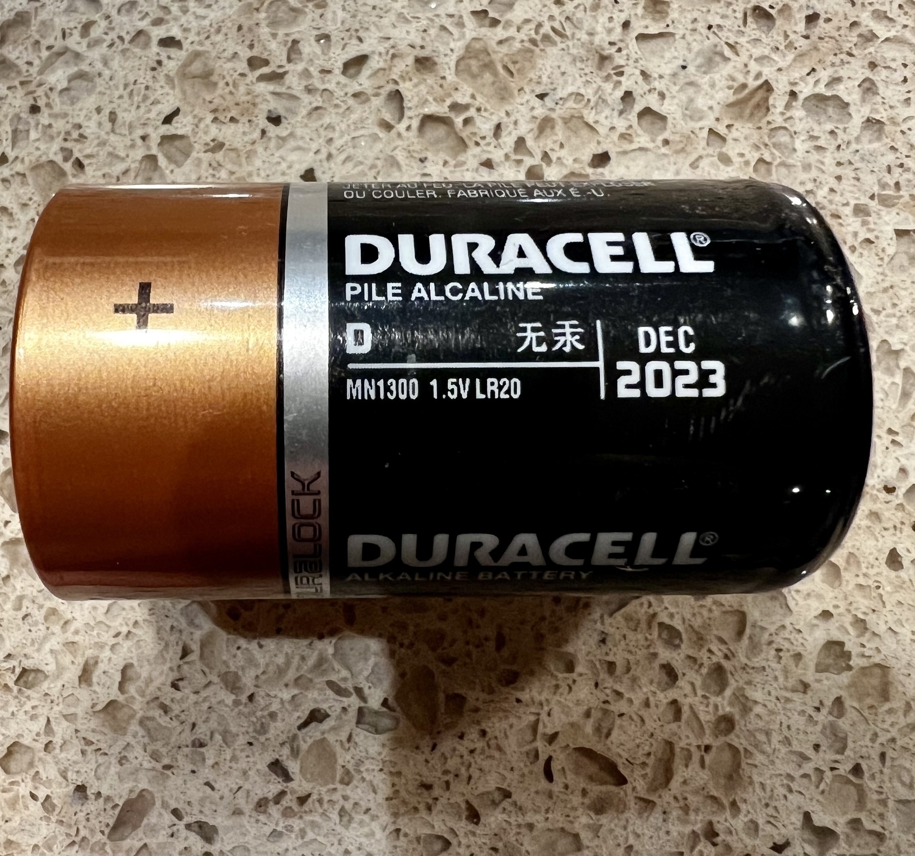 A D battery with an expiration date of December 2023. 