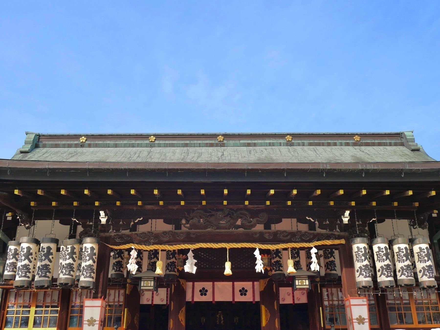 A Shinto shrine main hall with blue sky