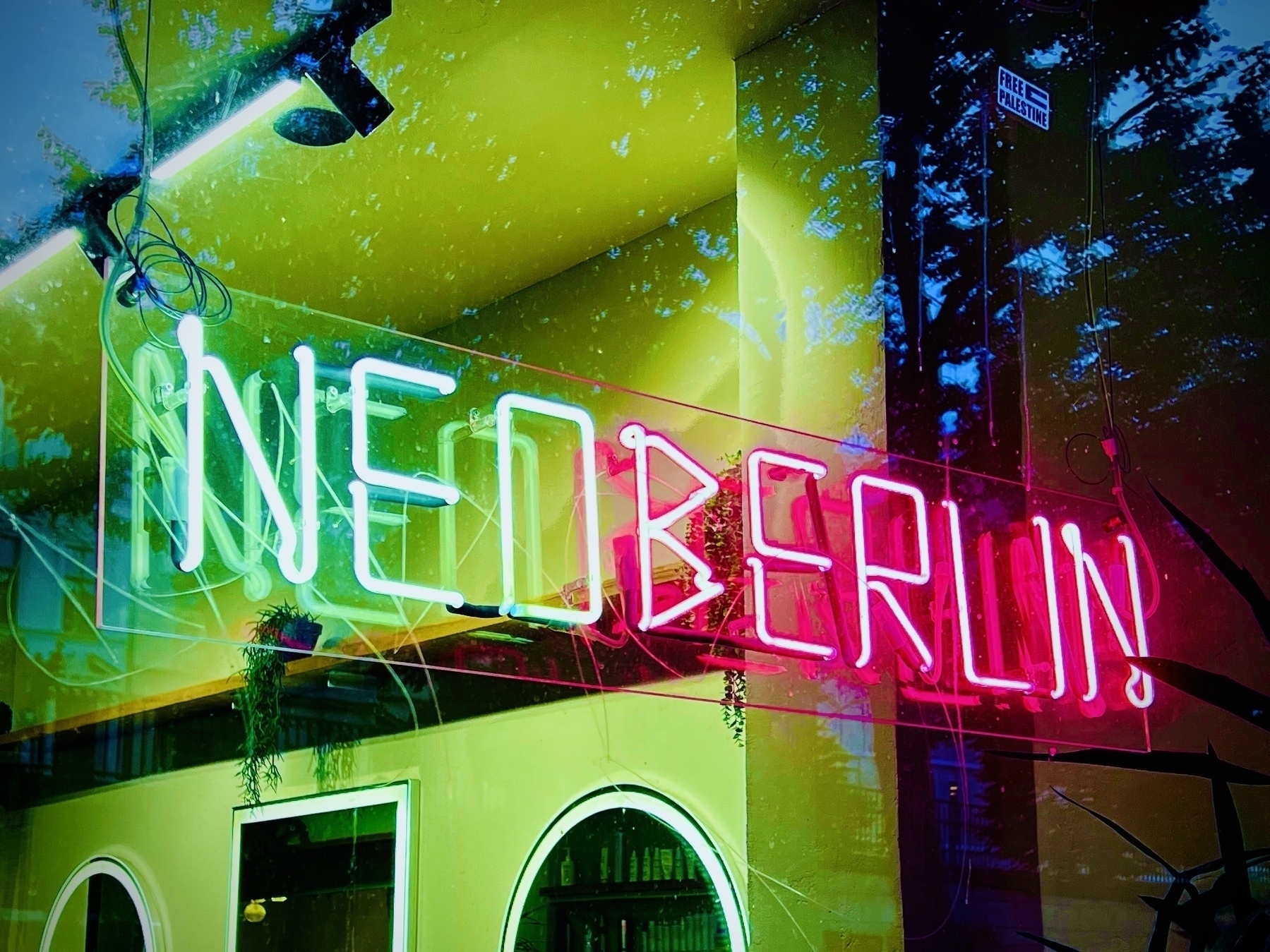 A neon sign says NEOBERLIN