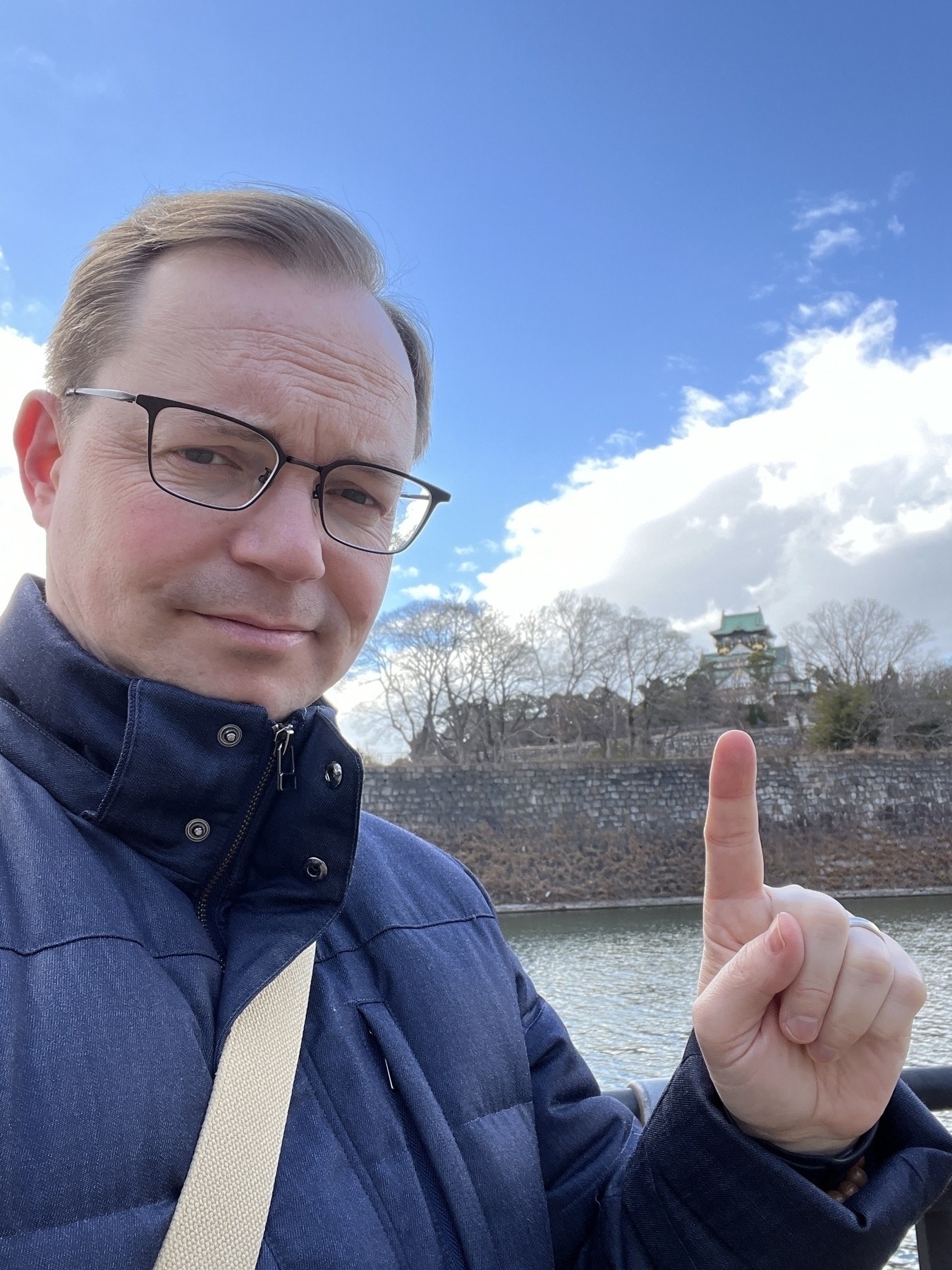Chad selfie on the outer moat pointing to Osaka Castle 