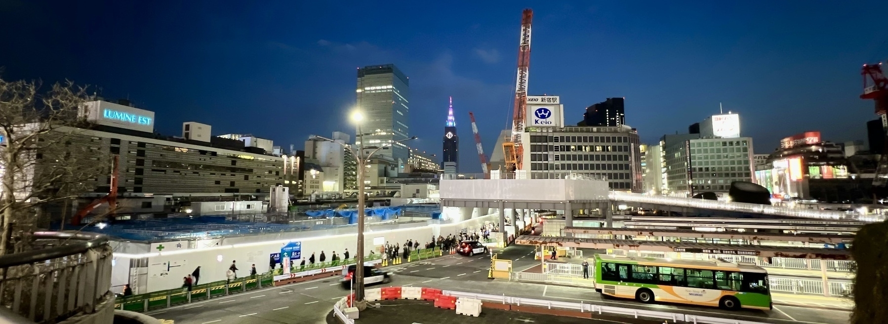 Pano of Shinjuku station and all the construction going on at night 