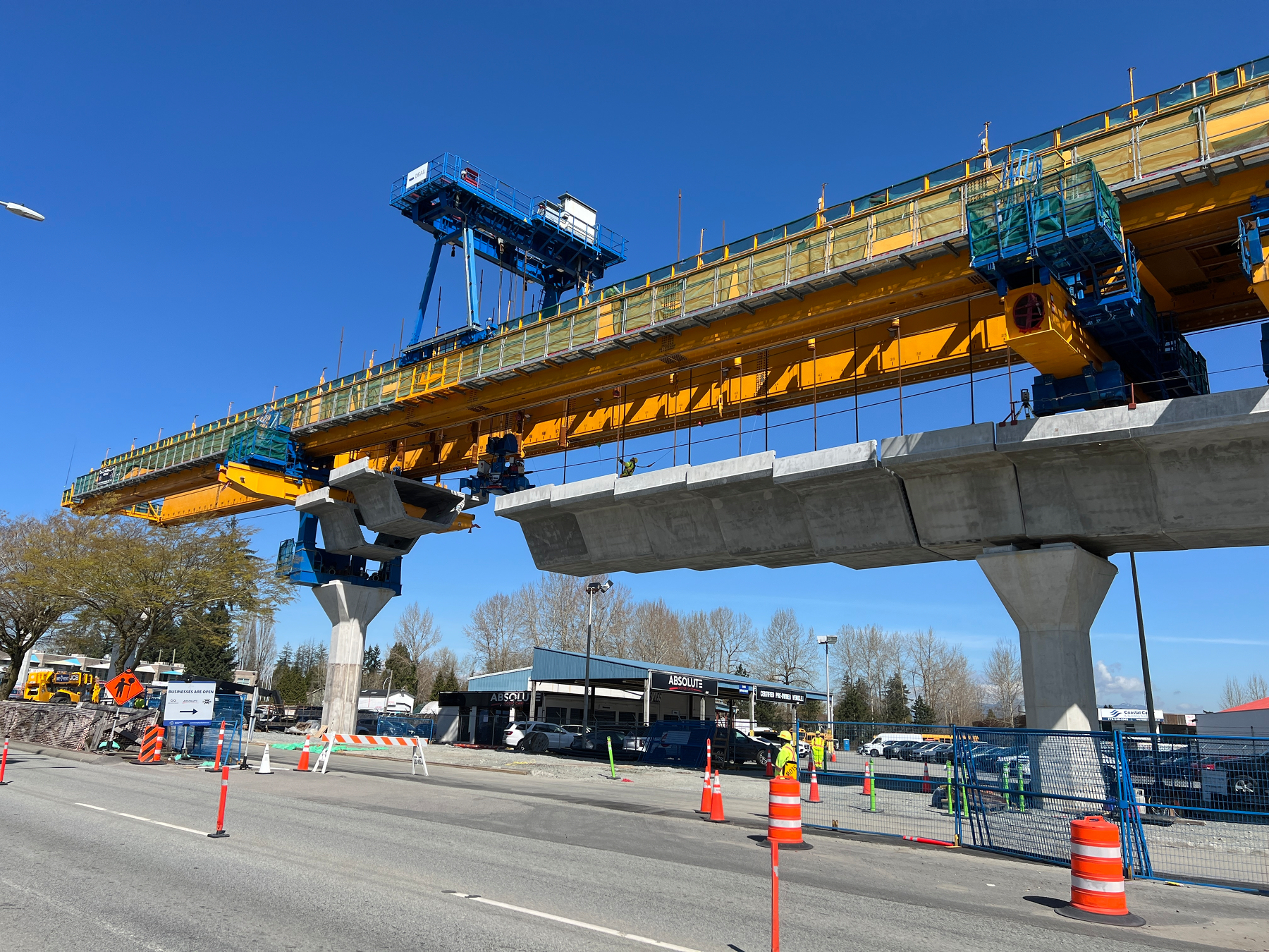 Close shot of the gantry and some suspended concrete blocks