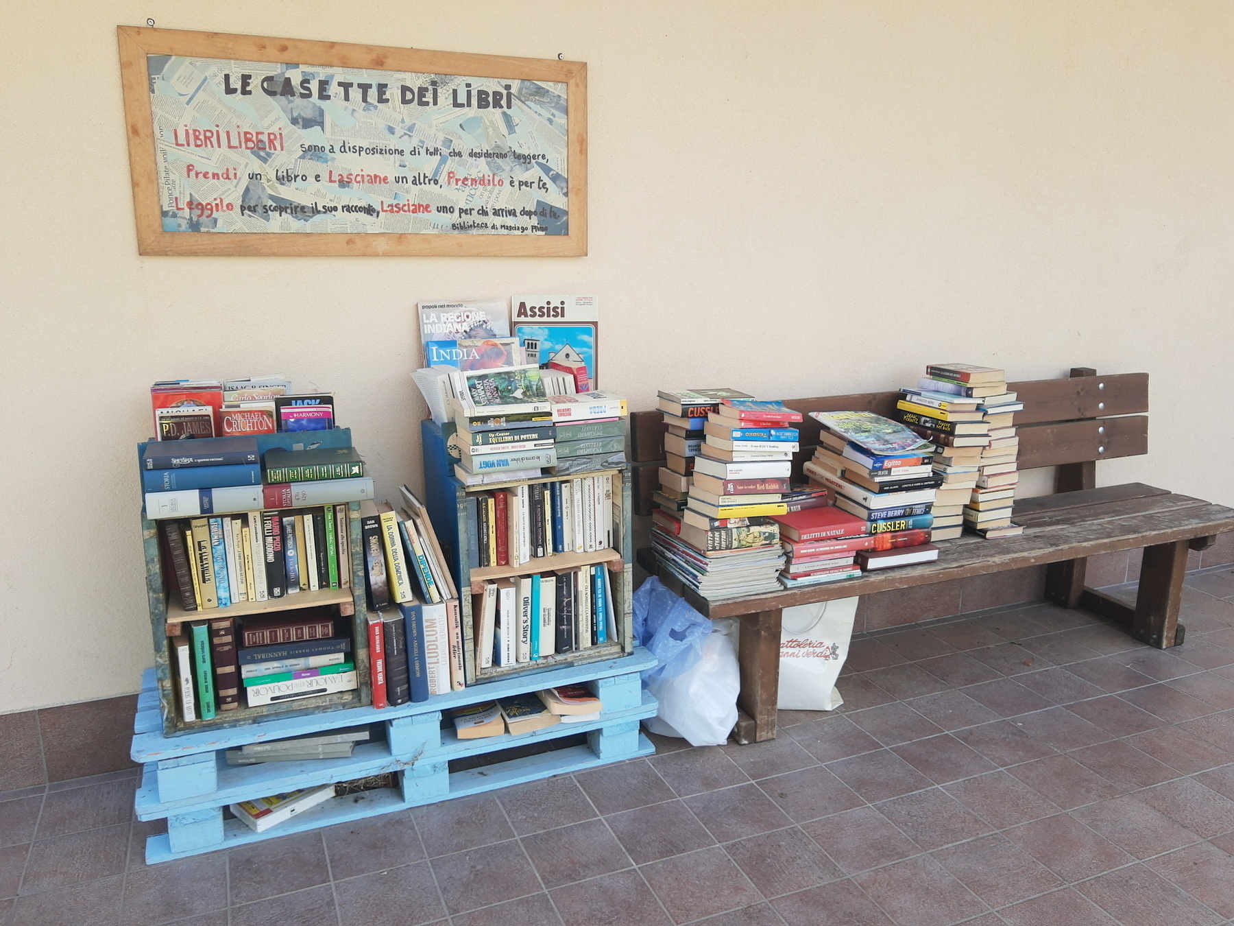A pallet and a bench full of free books