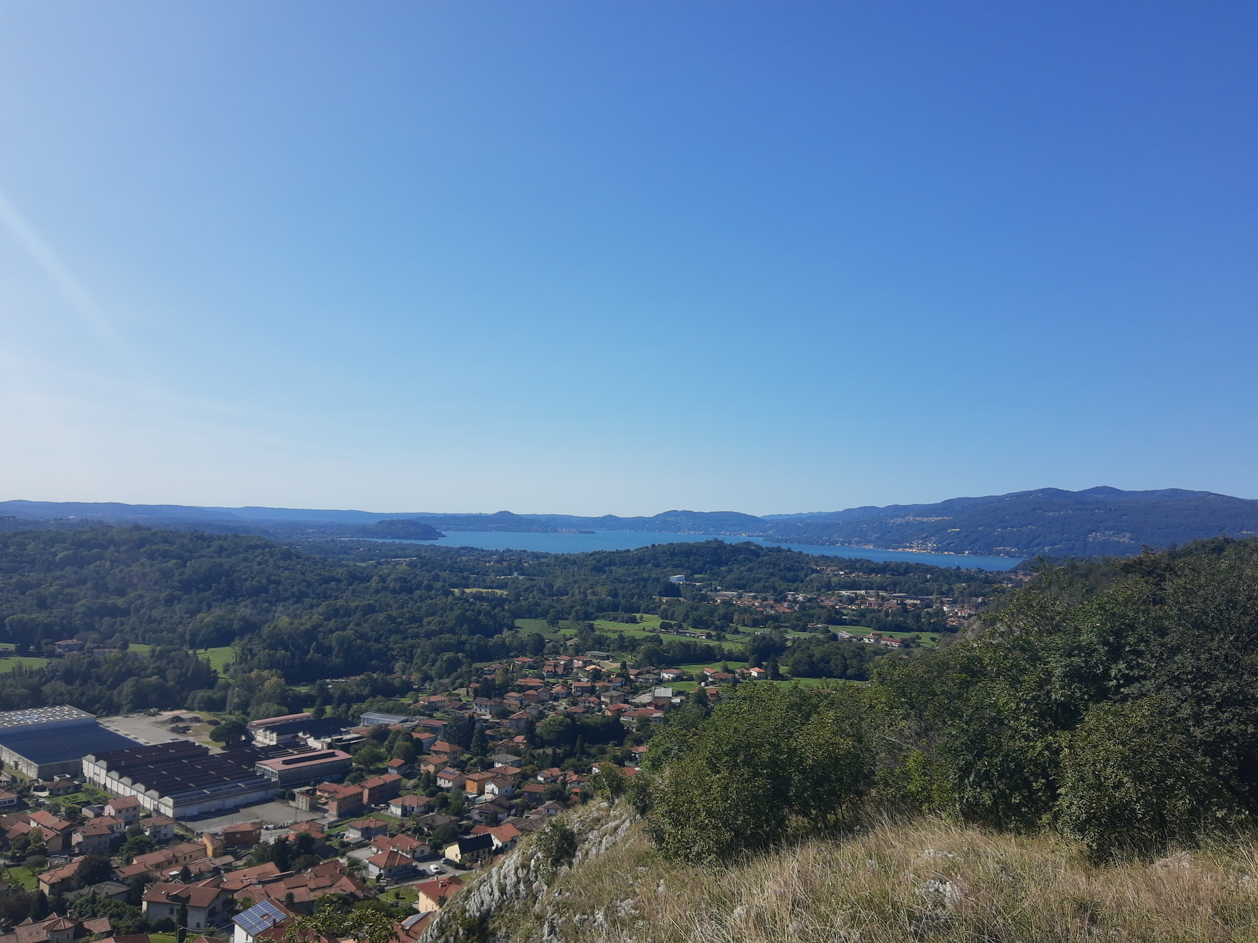 Vista dal belvedere di Caravate sul Lago Maggiore.