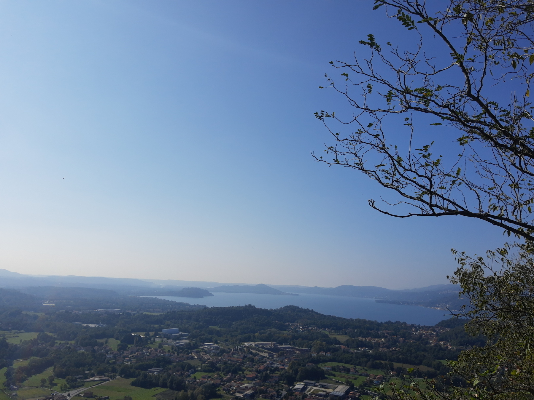 Vista sul Lago Maggiore lungo la strada da Sangiano al Santuario di San Clemente