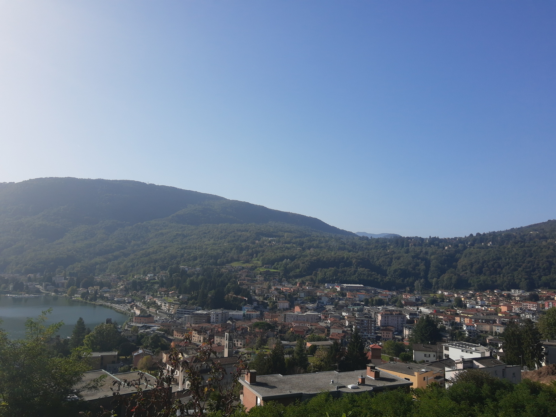 Vista sull'abitato di Tresa e di Ponte Tresa con un piccolo scorcio del Lago di Lugano