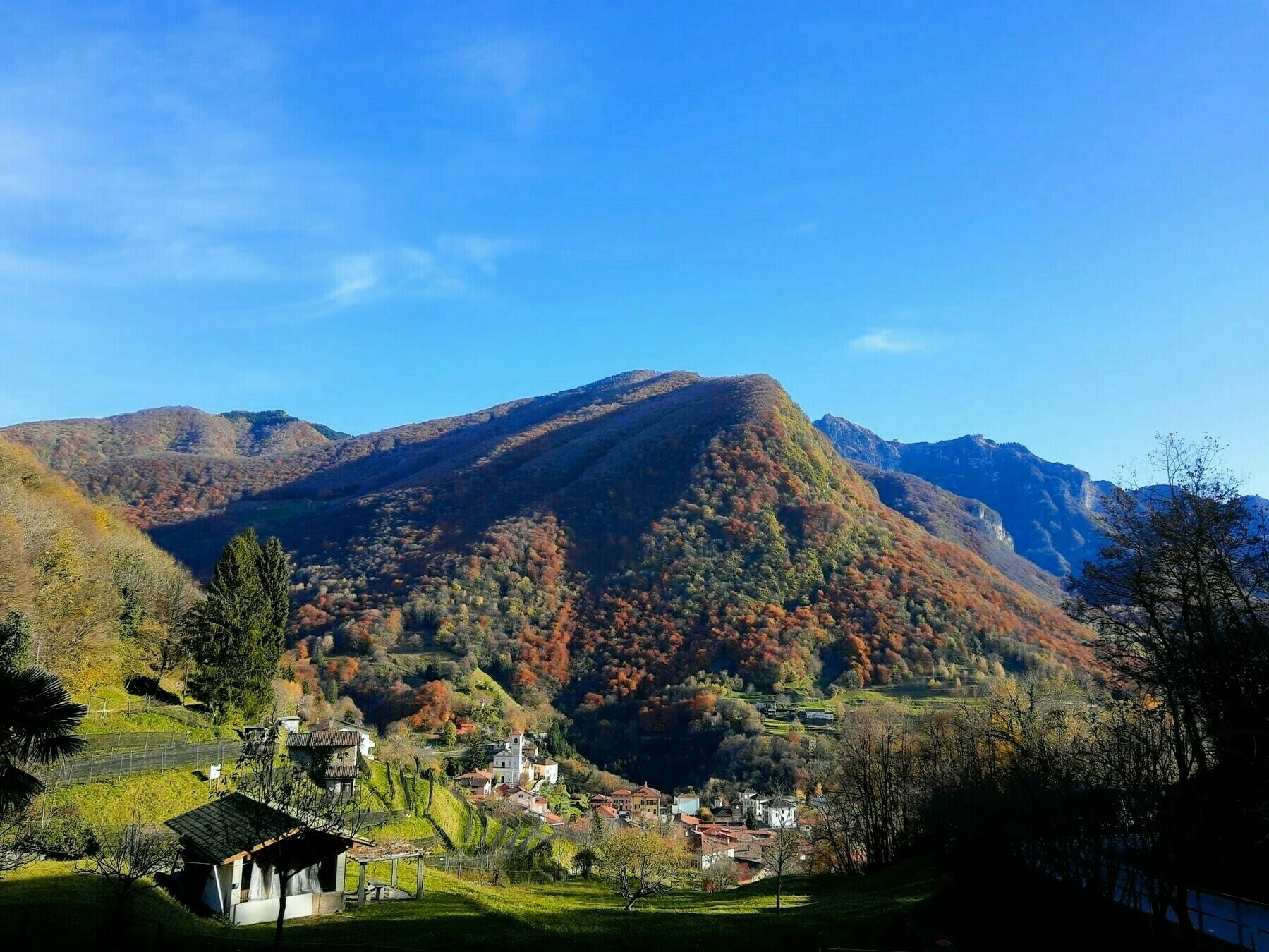 Immagine che mostra il centro abitato di Arogno in Val Mara (Ticino) dall'alto.
