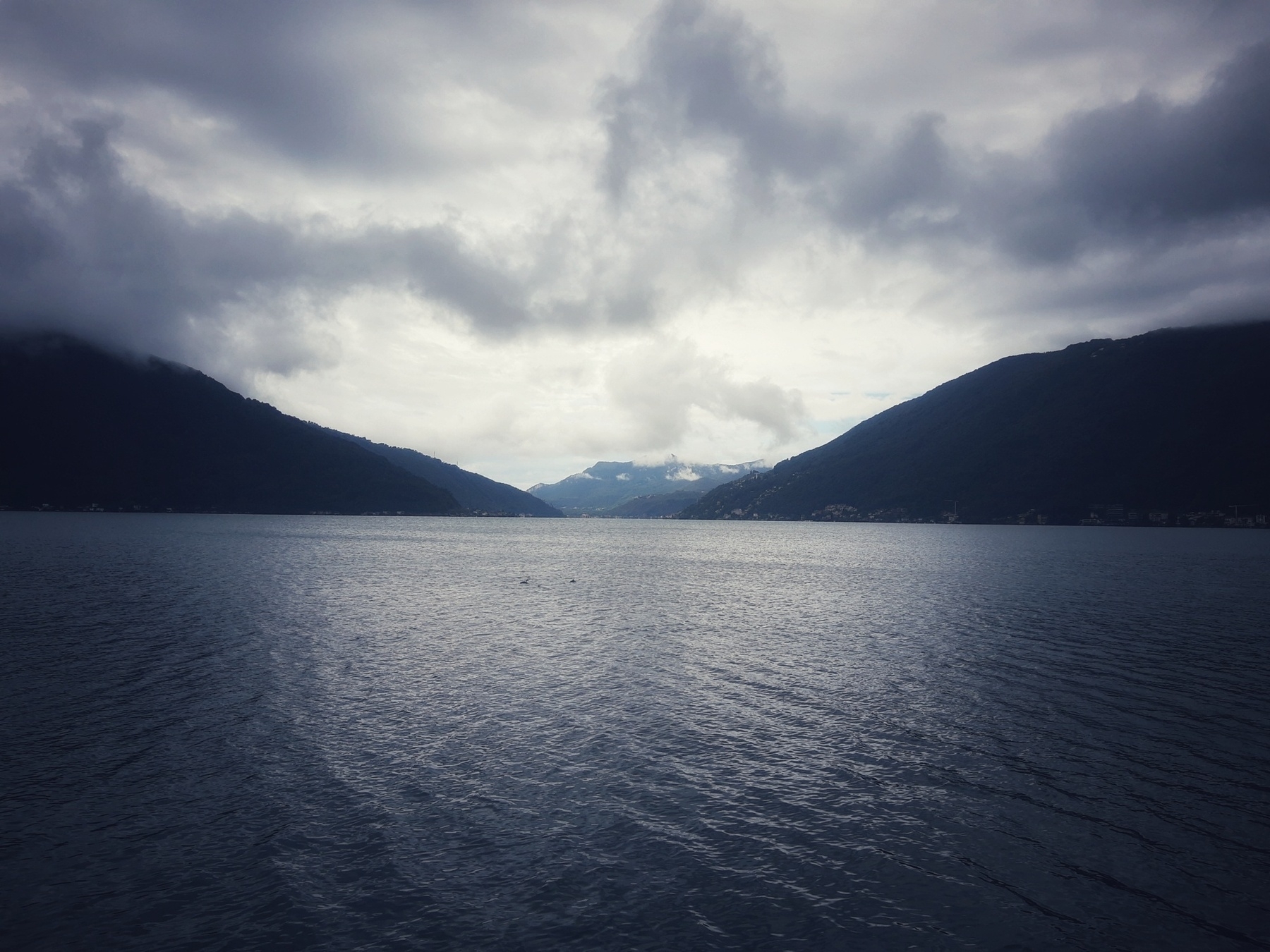 Panorama del Lago di Lugano sotto le nuvole grigie