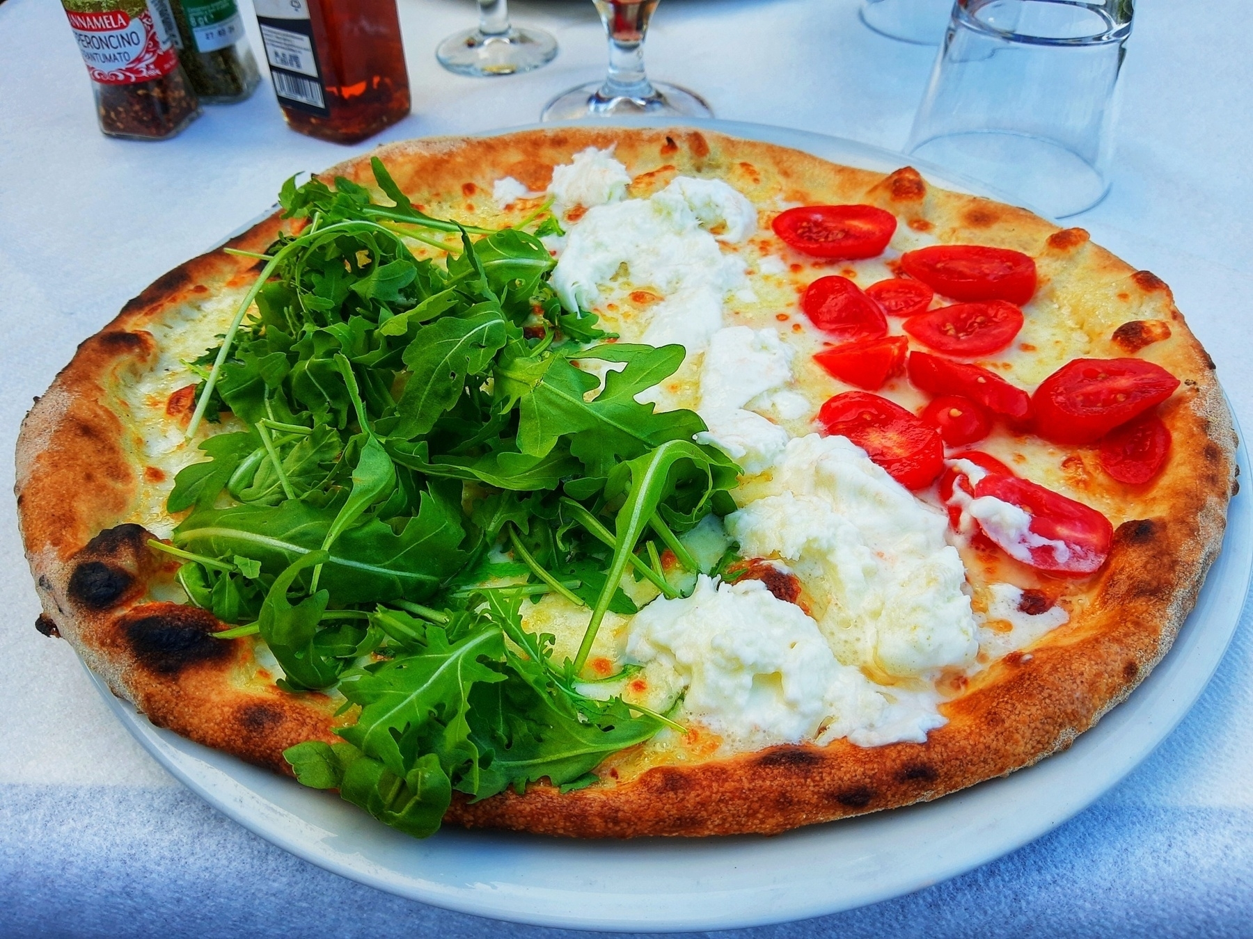 Pizza Italia: rucola, mozzarella di bufala e pomodorini