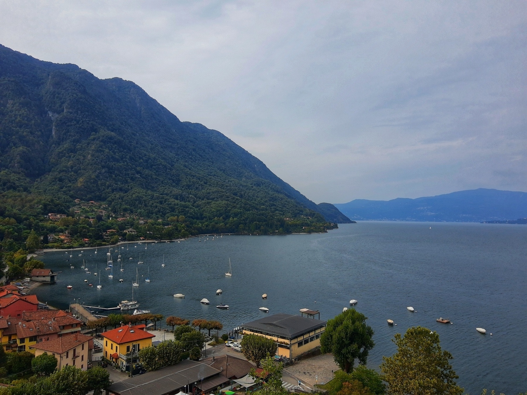 Vista panoramica sul golfo di Castelveccana