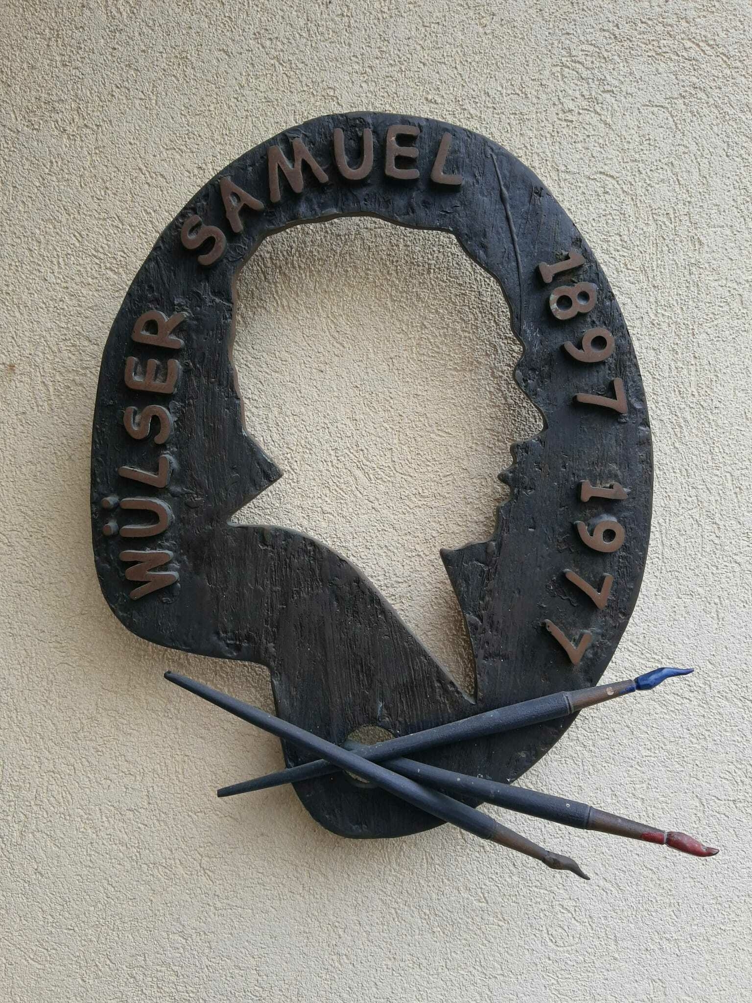 Artefatto in metallo appeso al muro della casa dell'artista Samuel Wülser (1897-1977)