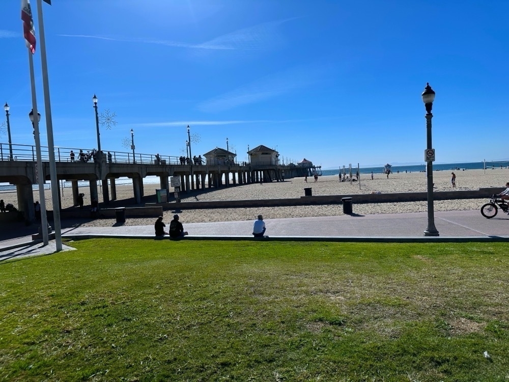 a view of the Huntington Beach pier at Christmas time.