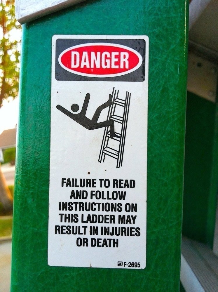 A fall warning label on ladder.