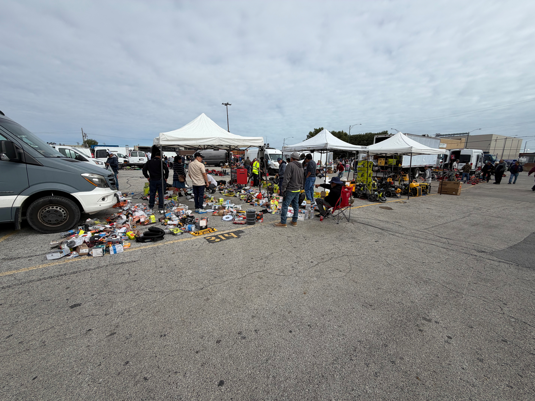 ￼south side market is a lot of pop up tents, and vehicles,  with various tables and goods directly on the ground in a large open concrete parking lot.  This market is 1 part junk sale 1 part stuff that fell off a truck, and 1 part produce and spice stands.
