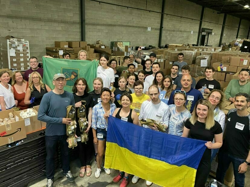 Volounteers are holding flags of Ukraine and Kharkiv / Photo: Olena Blyednova personal archives  