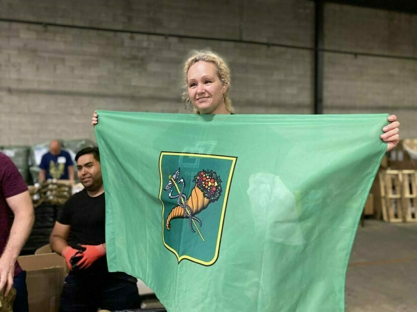 Olena Blyenova holds Kharkiv's flag / photo: Olena's Blyednova personal archives