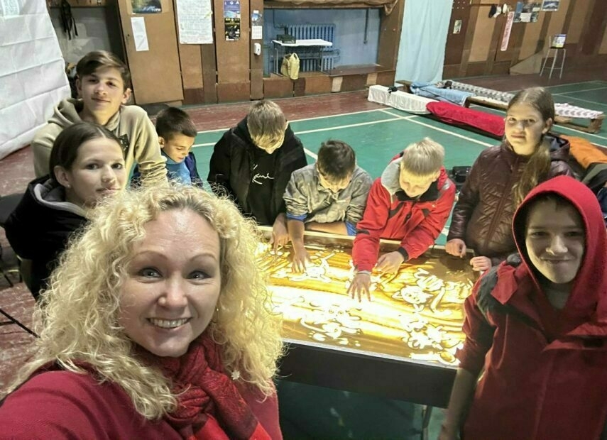Olena Blyednova conducts training in send painting in Kharkiv / Photo: Olena's Blyednova personal archives 