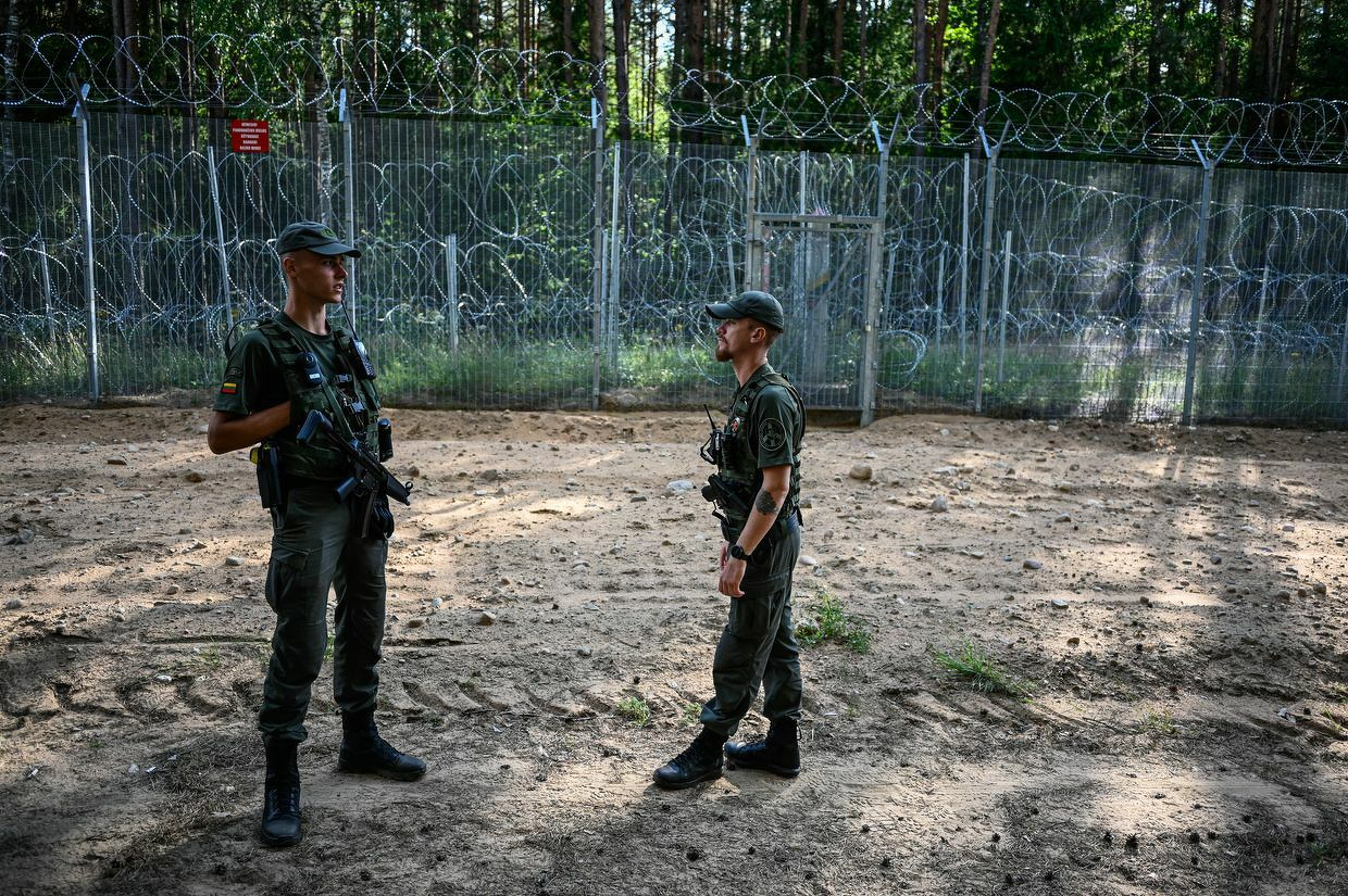 Lithuania shuts down airports for 3rd night in row, closes border crossings indefinitely due to balloons from Belarus