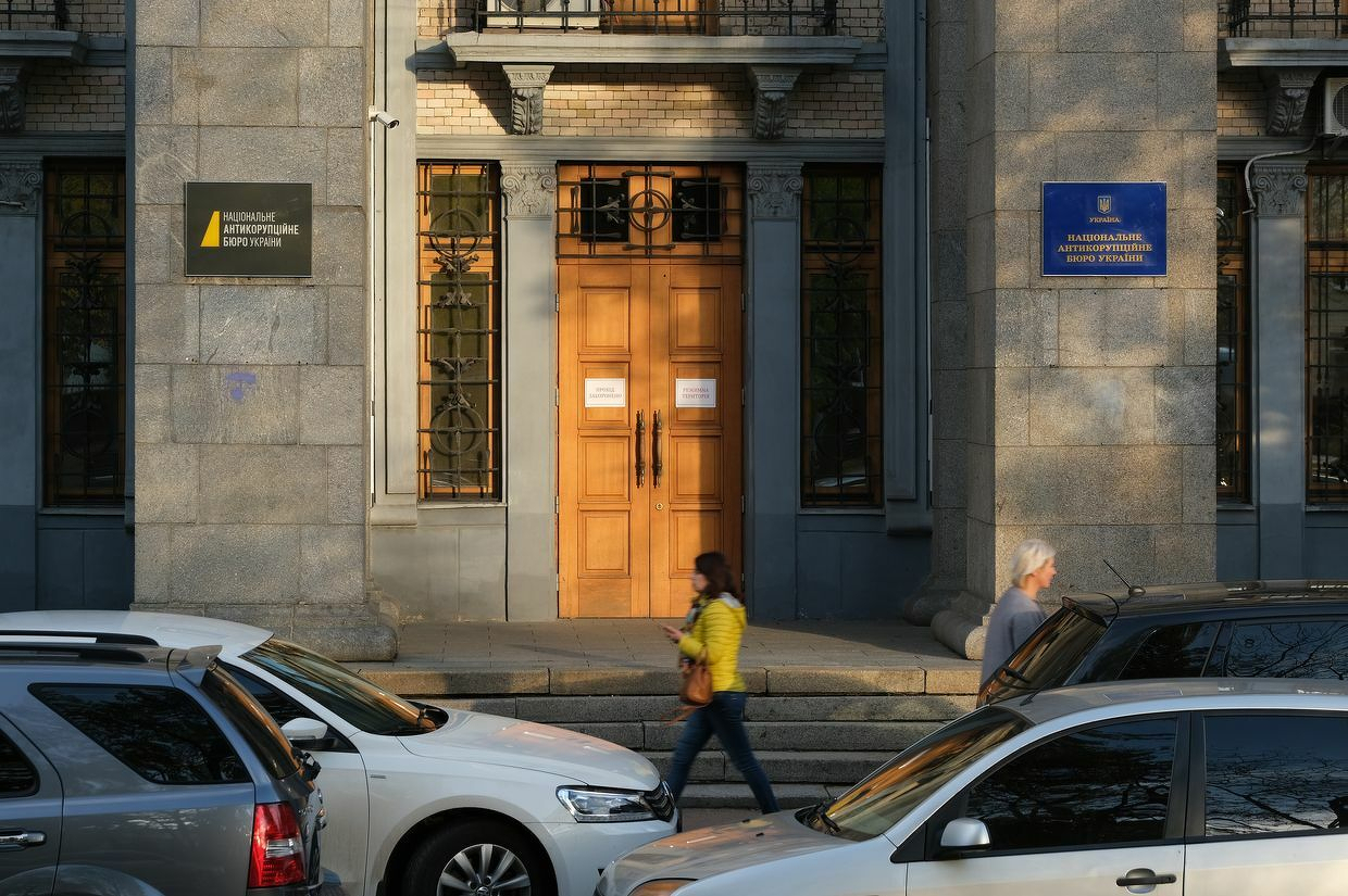Ukrainian prosecutors accused of using force against operative amid conflict with anti-graft agency