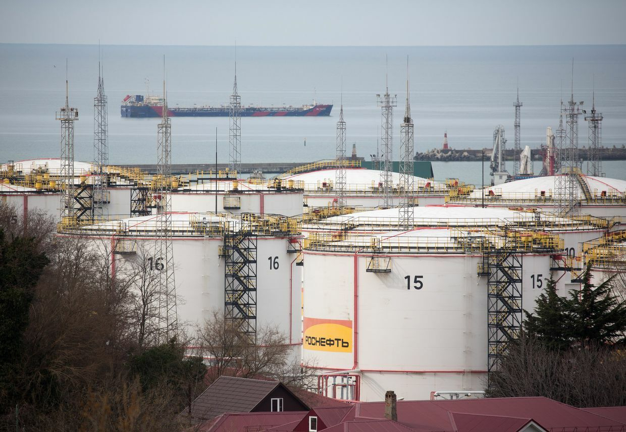 Russia's seaborne oil exports see sharpest fall since early 2024 after new US sanctions