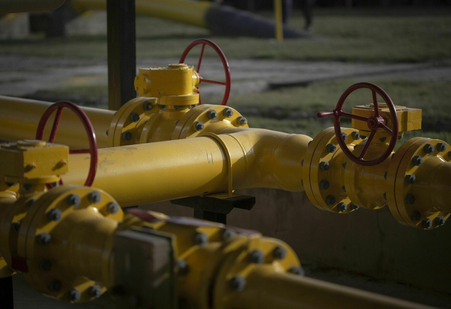 Oil prices dip modestly amid Gaza ceasefire, stalled Ukraine peace talks