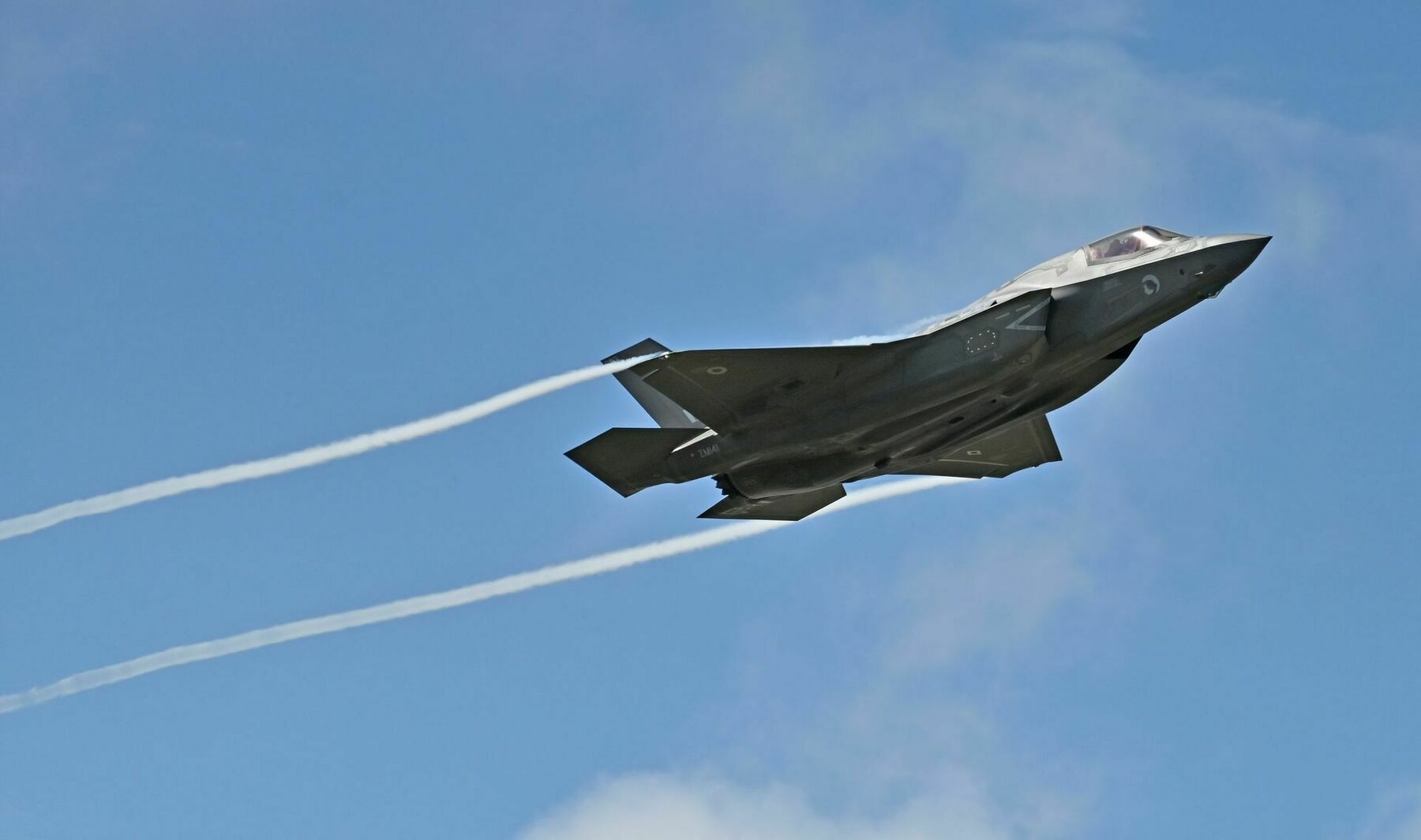 Estonia open to hosting UK's nuclear-capable F-35 jets, minister says after Russian incursion