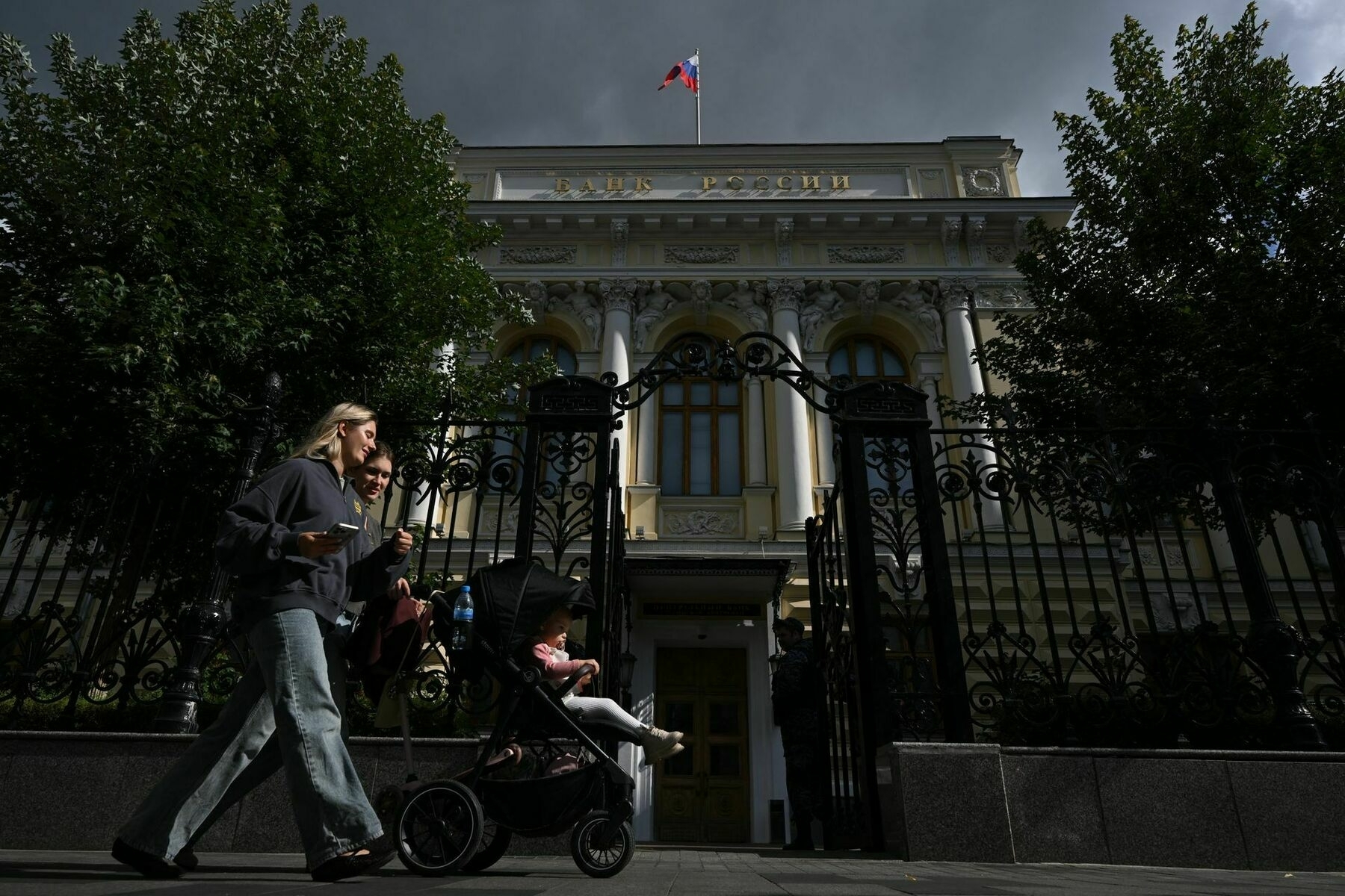 Russian Central Bank cuts interest rate from 18% to 17%
