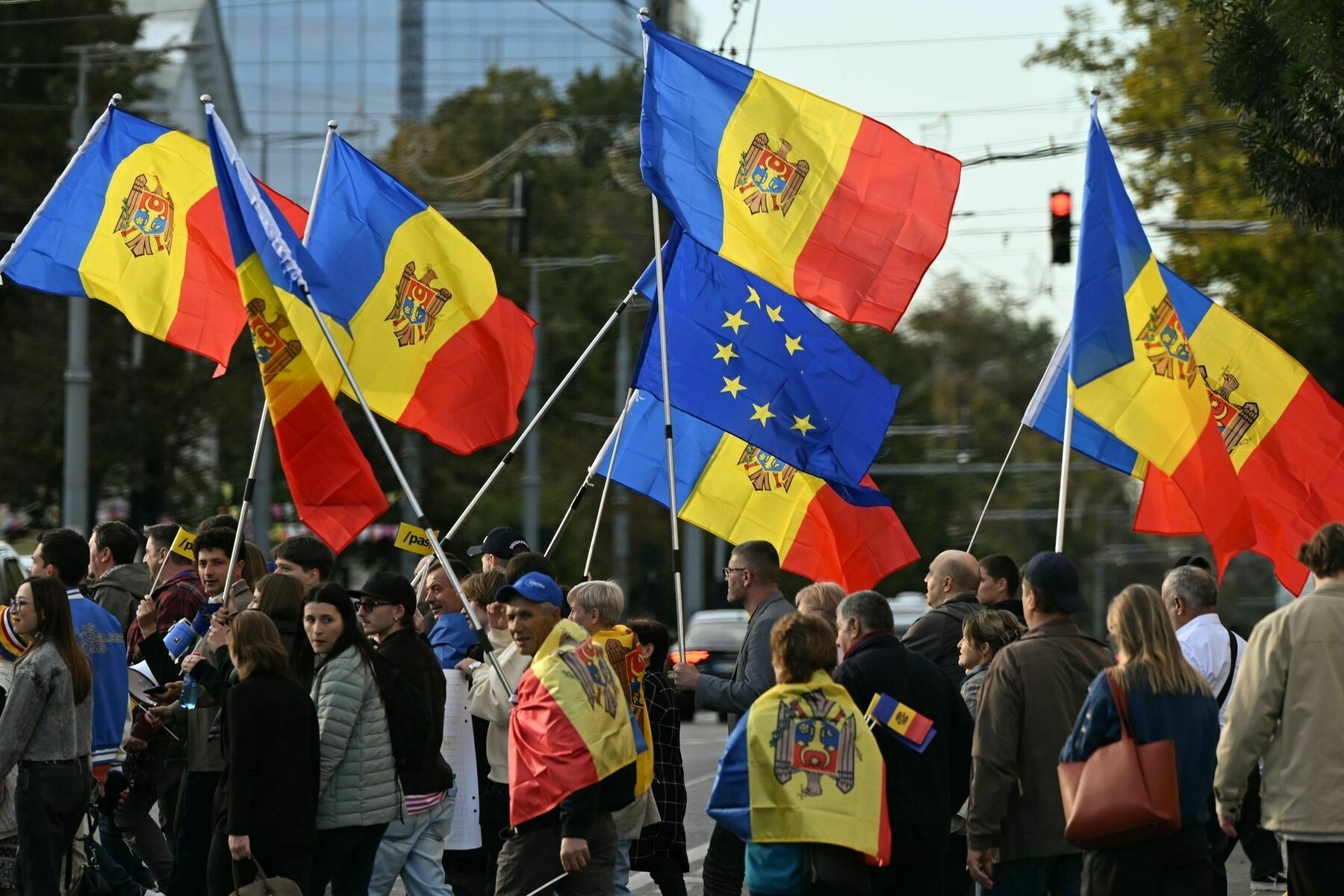 Despite bomb threats, war fears, and disinformation, Moldovans still show up to reject Russia