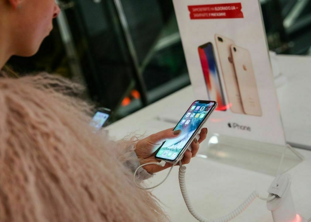 Ukraine’s authorities confront electronics retailers over smuggled iPhones in contraband crackdown
