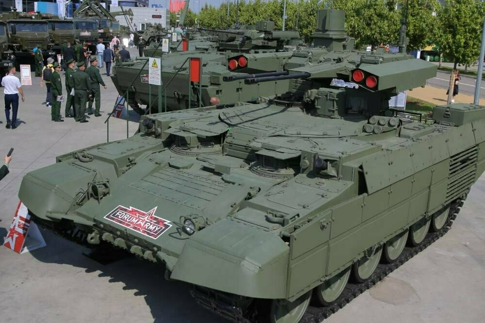 Боевая машина поддержки танков "Терминатор-2" в ряду бронетехники на форуме "Армия-2022".