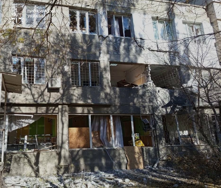 Russian artillery strike hits children's hospital in Kherson, 9 injured