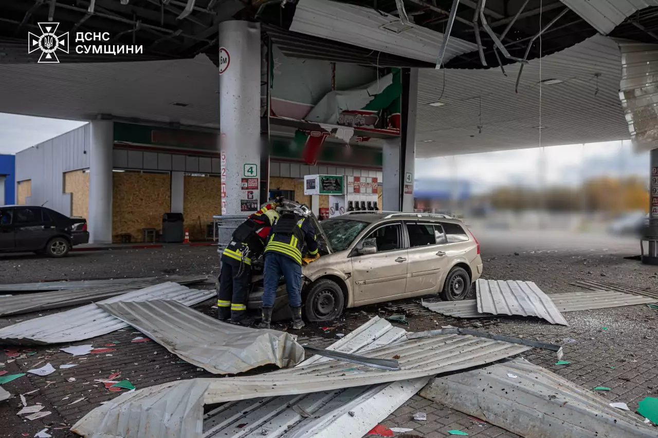 Video shows Russian drone hitting Sumy gas station — 4 injured, including journalist