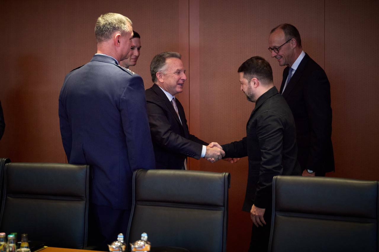 Zelensky, US envoys resume peace plan discussions in Berlin