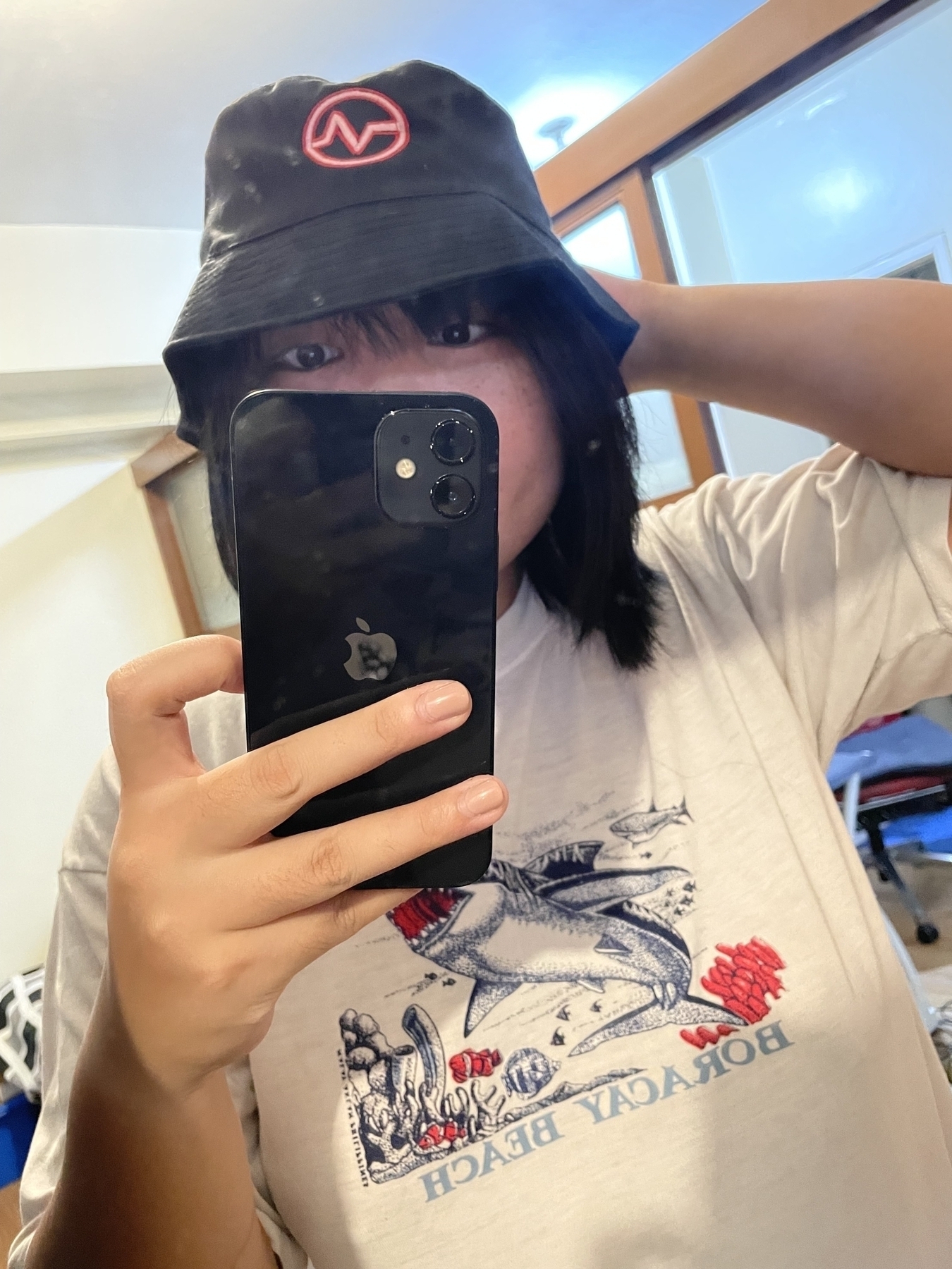 Mirror selfie of Chi wearing a black bucket hat with a red disconnected icon, usually signifying someone in FFXIV that the user is having internet problems or got disconnected to the internet.