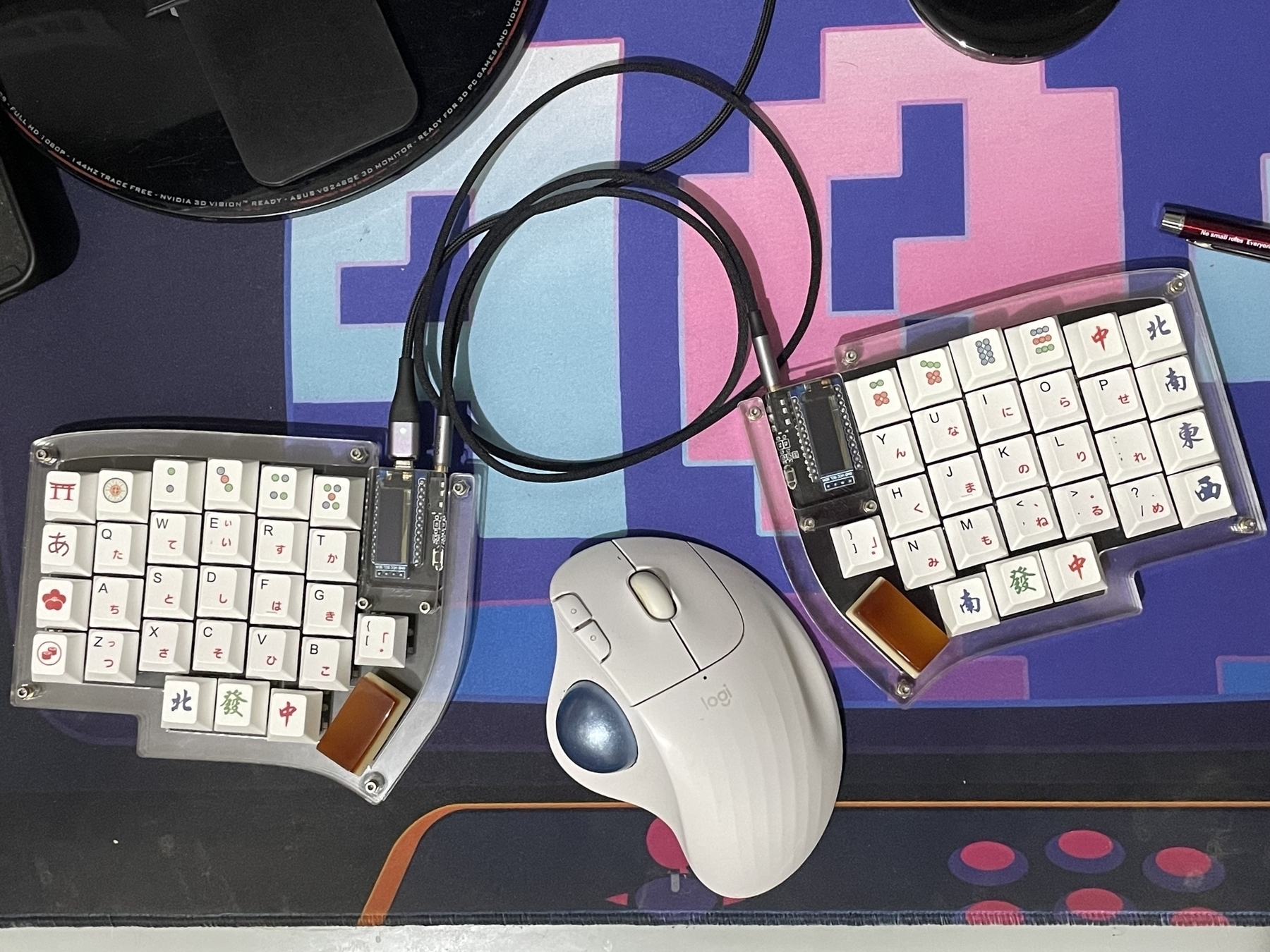 photo overlooking Chi’s Lily58 Pro split keyboard and her Logitech Ergo M575 trackball mouse placed between the split
