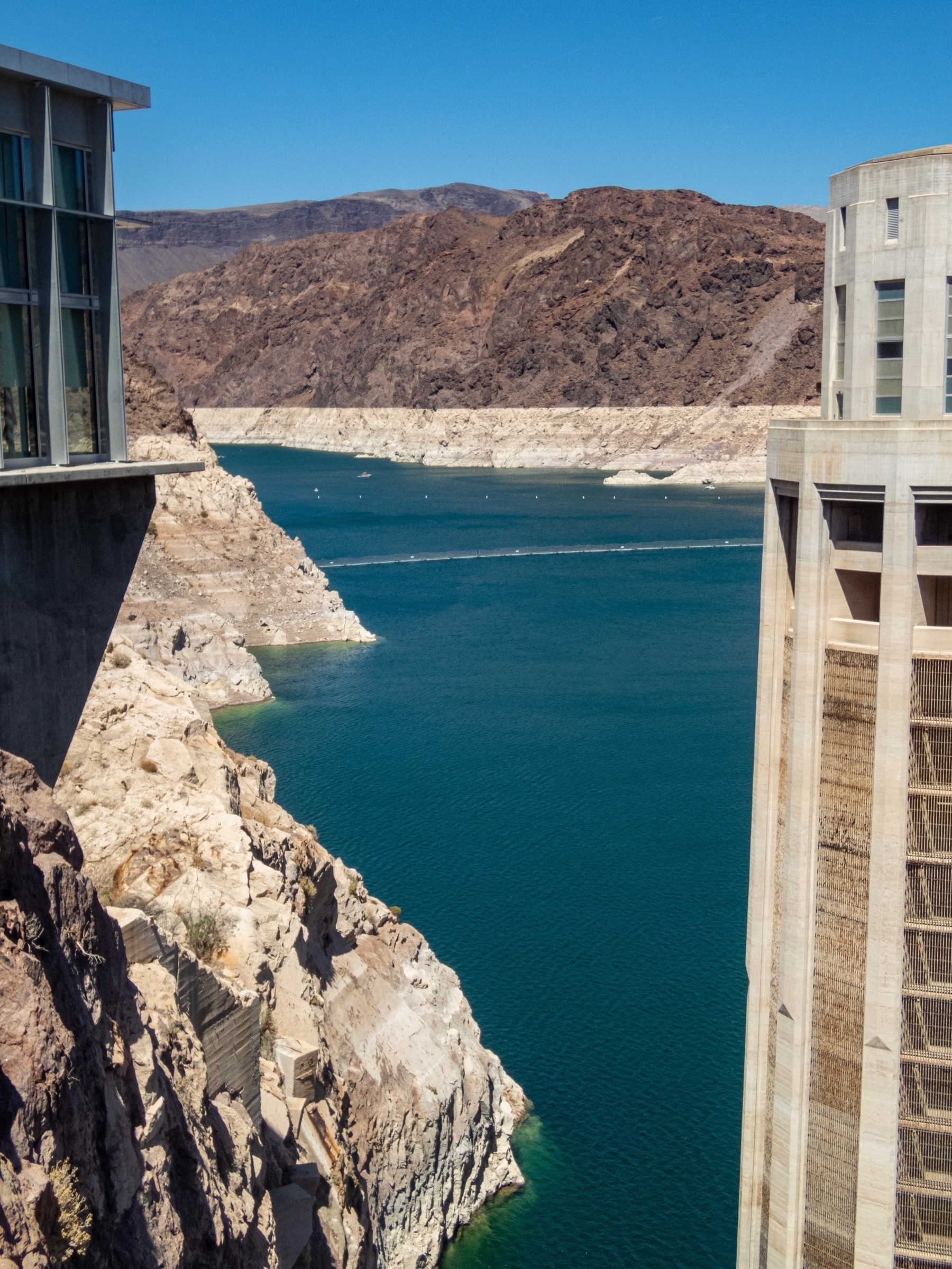Lake Meade upstream of hoover dam with white bathtub ring