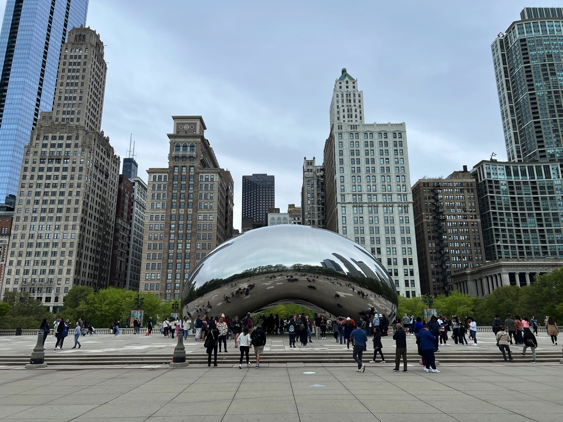 exterior picture of the cloud gate bean in chicago