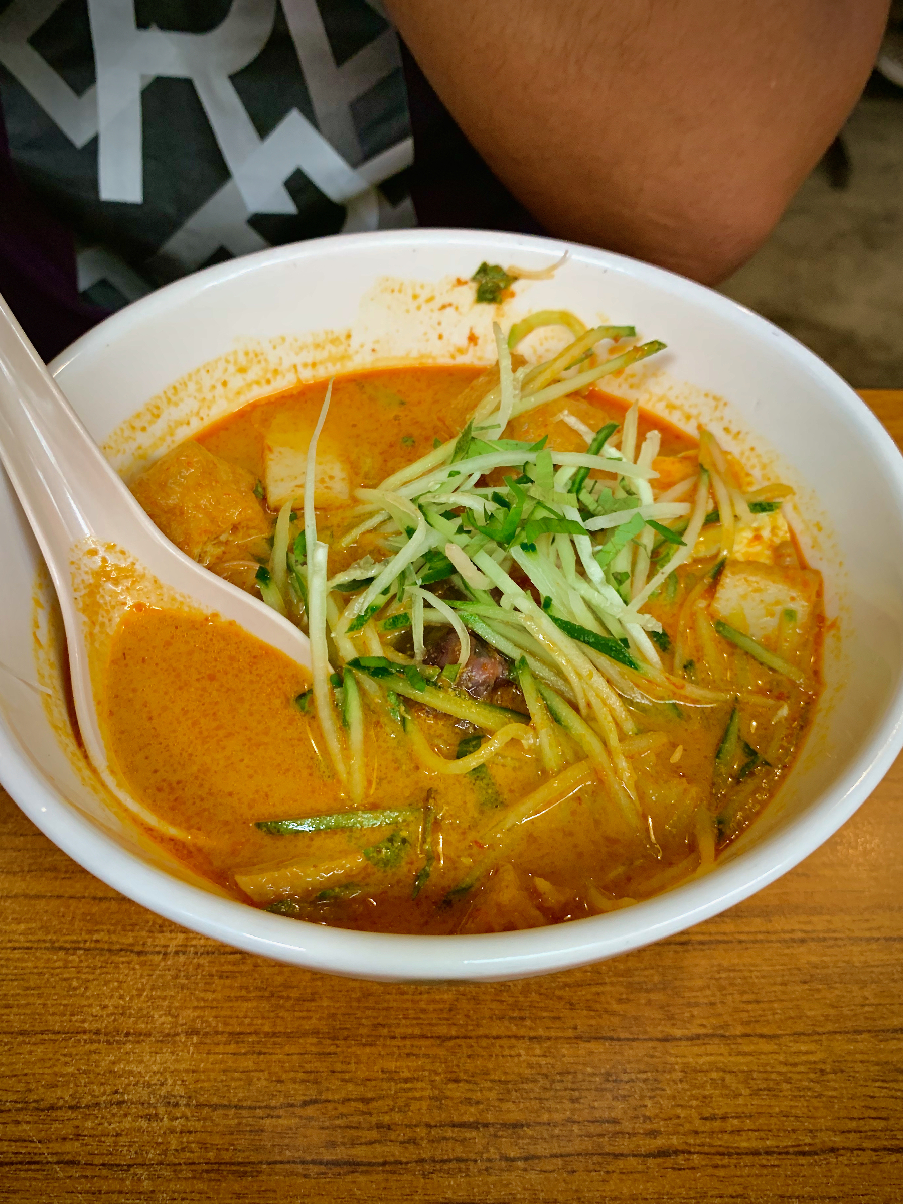 A bowl of Laksa that had rice noodles in a coconut curry gravy with fishball, prawsns, tofu skin, bean sprouts, etc.