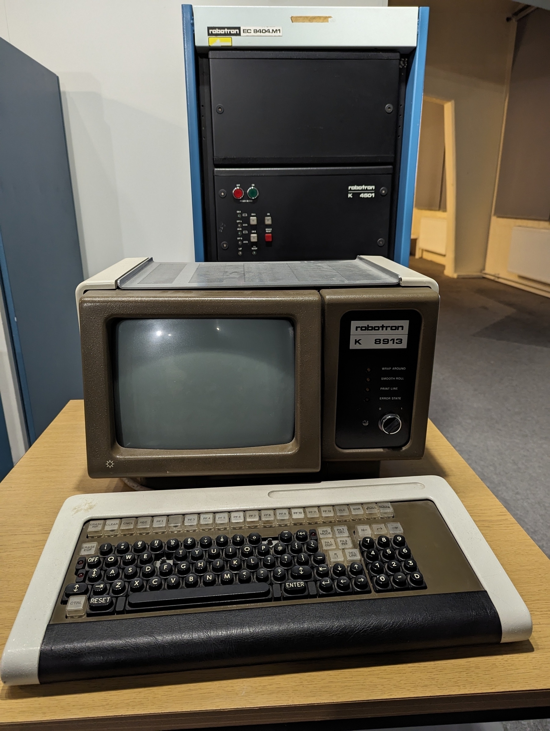 An early personal computer by Robotron. It uses uncommon dark grey colours 