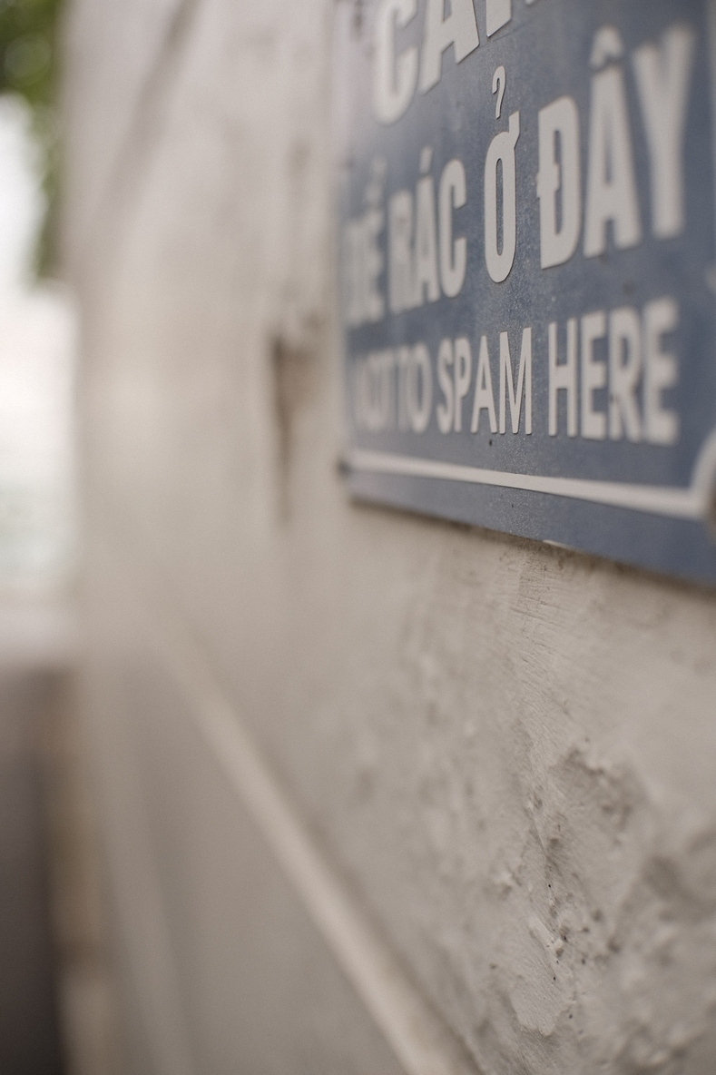 Snapshot of a wall with a sign "not to spam" here. This is a spot where many Hanoians gather for portraits. The youth 