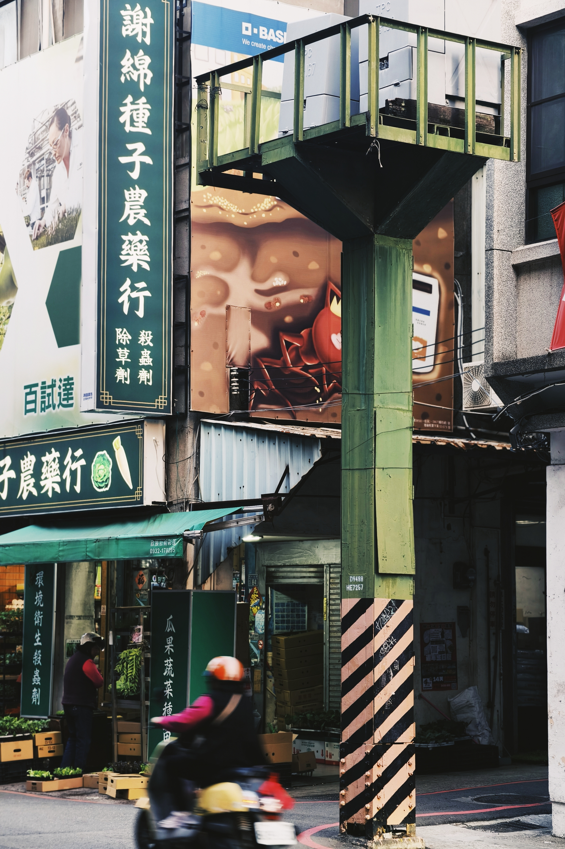 Strange objects making small streets possible: electricity infrastructure elevated through a steel thingy