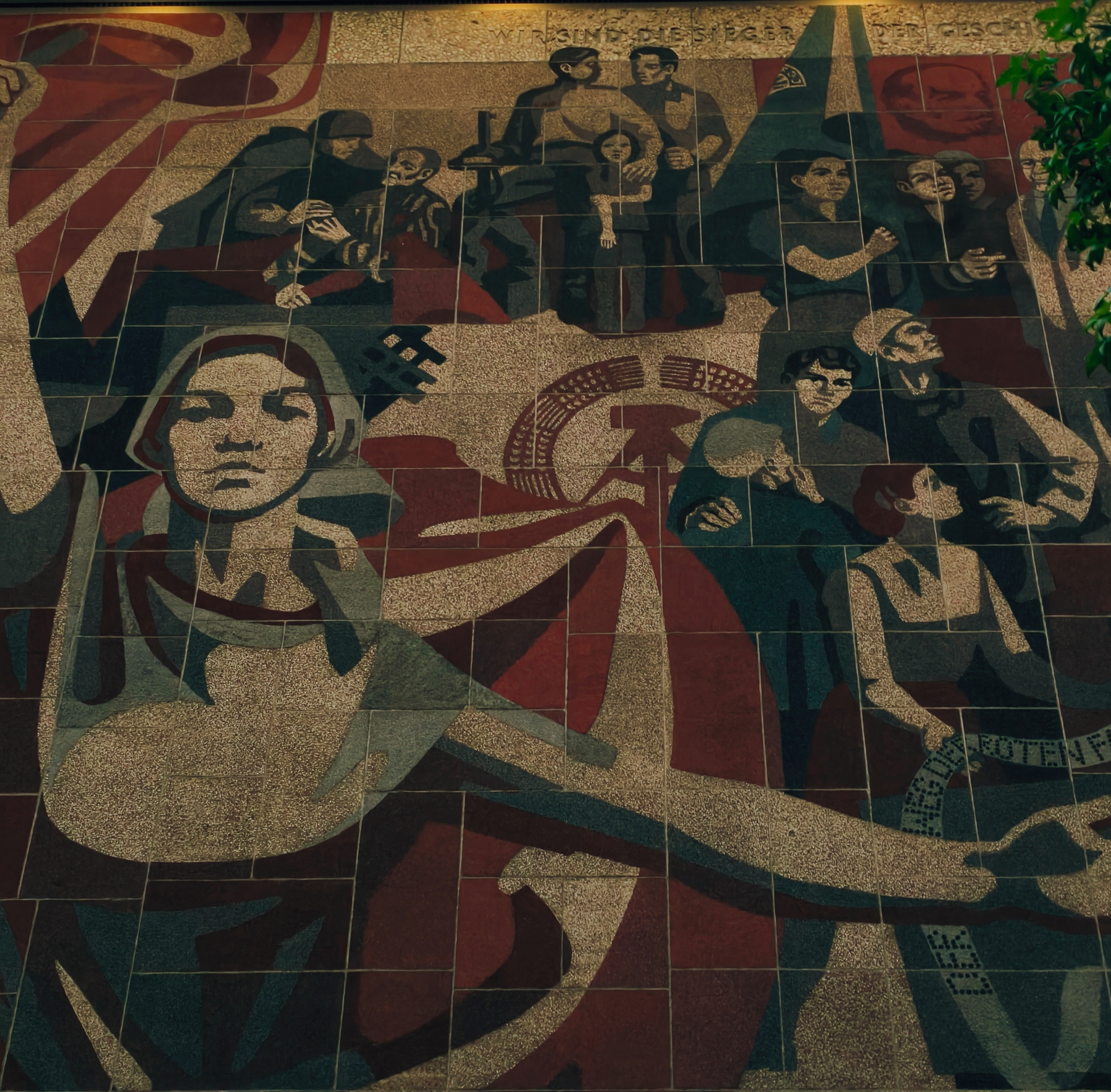 A mural form the city centre that we discussed before our first dinner, a rather controversial large art work that (in GDR times) was introduced for the occasion of the GDR's 20th anniversary; a red flag connecting the 1848 social uprisings in Germany (and Marx/Engels at its heart) with developments merging into and serving socialist propaganda 