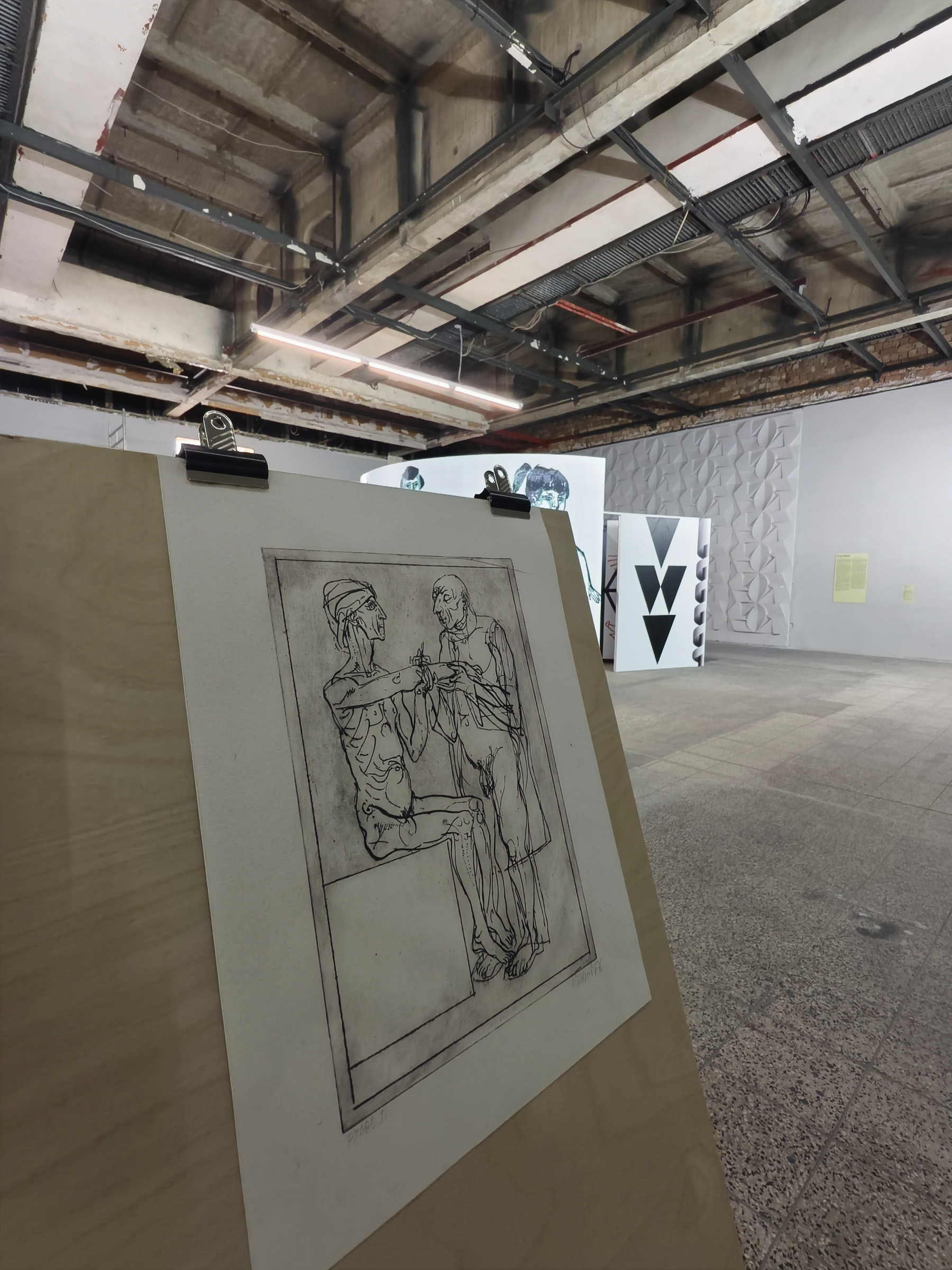 Blick innen auf unterschiedliche Kunstwerke